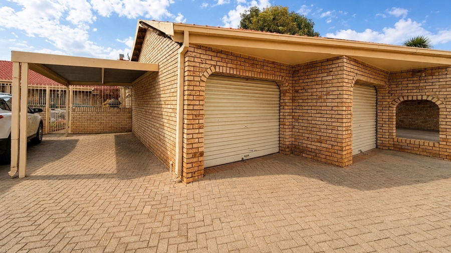 3 Bedroom Property for Sale in Kannoniers Park North West